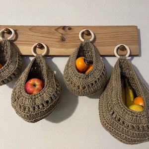 Wall basket, hanging storage basket in natural jute, handmade crochet basket, kitchen organization, fruit and vegetable storage