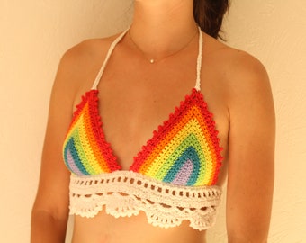 Croptop rainbow, haut court fait main au crochet, crop top arc en ciel, modèle LGBT, idée cadeau marche fierté, gay pride, dos nu festival