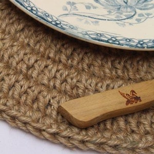 Round placemat in jute thread, rustic under plate, boho table decoration, natural centerpiece, handmade trivet image 6