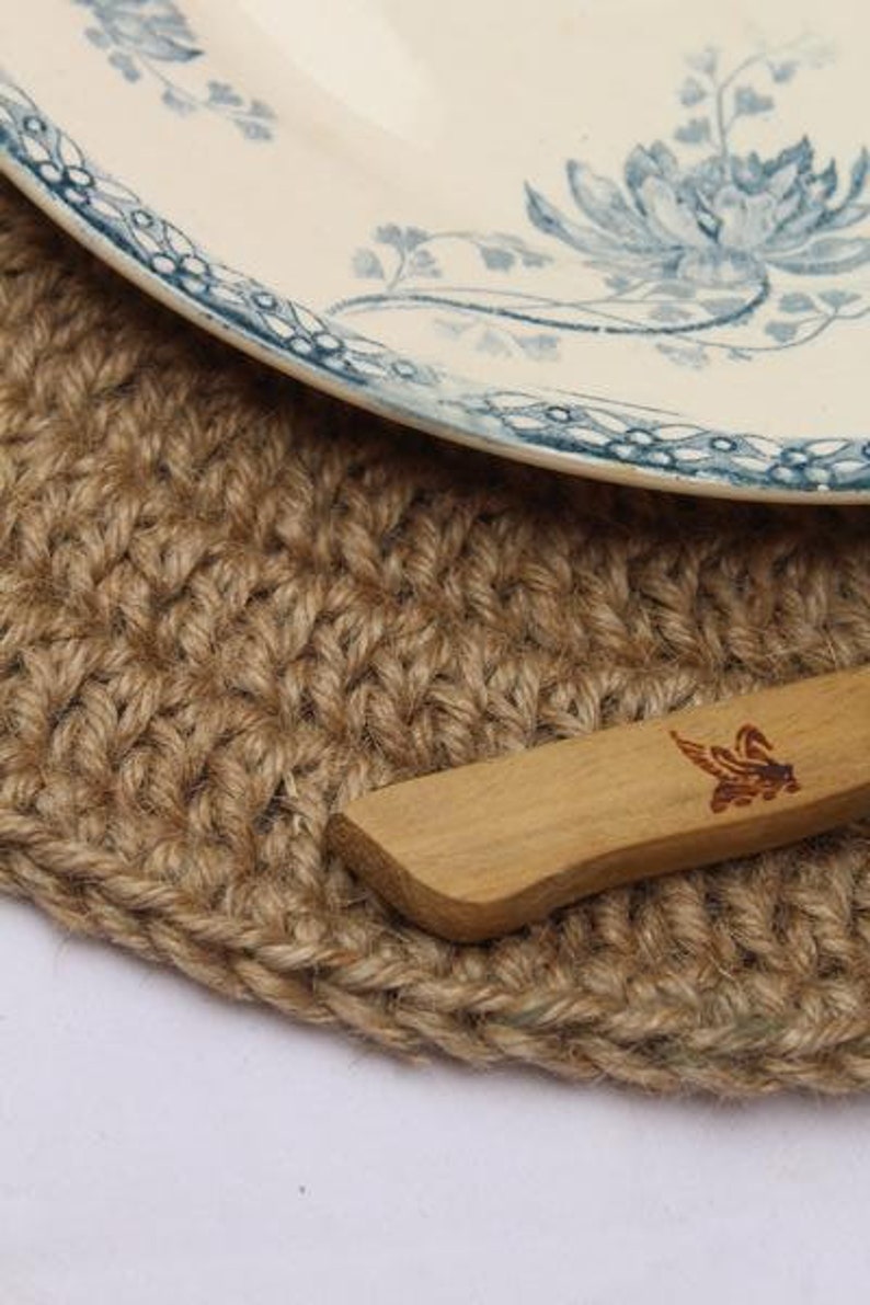 Round placemat in jute thread, rustic under plate, boho table decoration, natural centerpiece, handmade trivet image 6