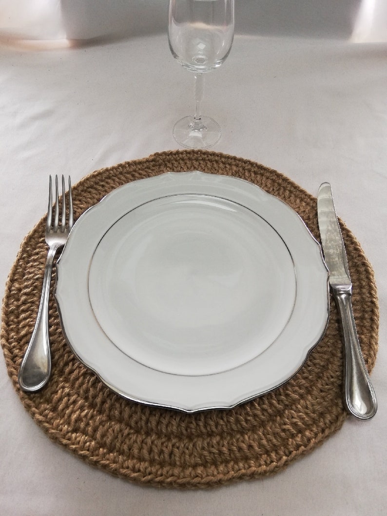 Round placemat in jute thread, rustic under plate, boho table decoration, natural centerpiece, handmade trivet image 2