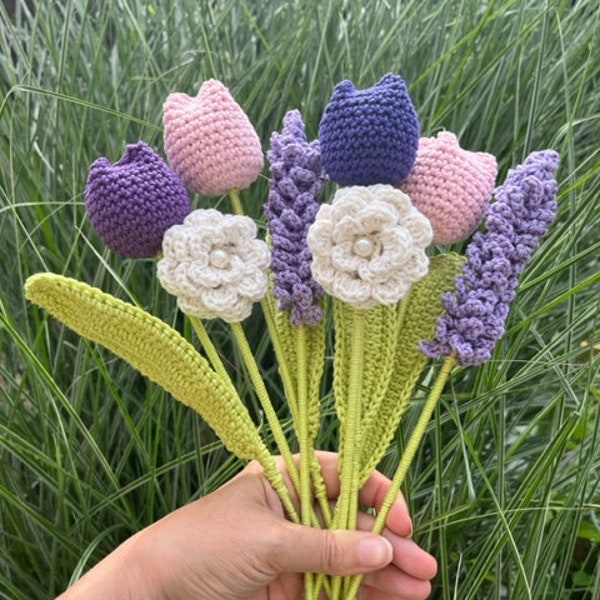 Bouquet de tulipes roses et lavande, composition florale personnalisée, fleurs fait main au crochet, cadeau fleurs éternelles durables