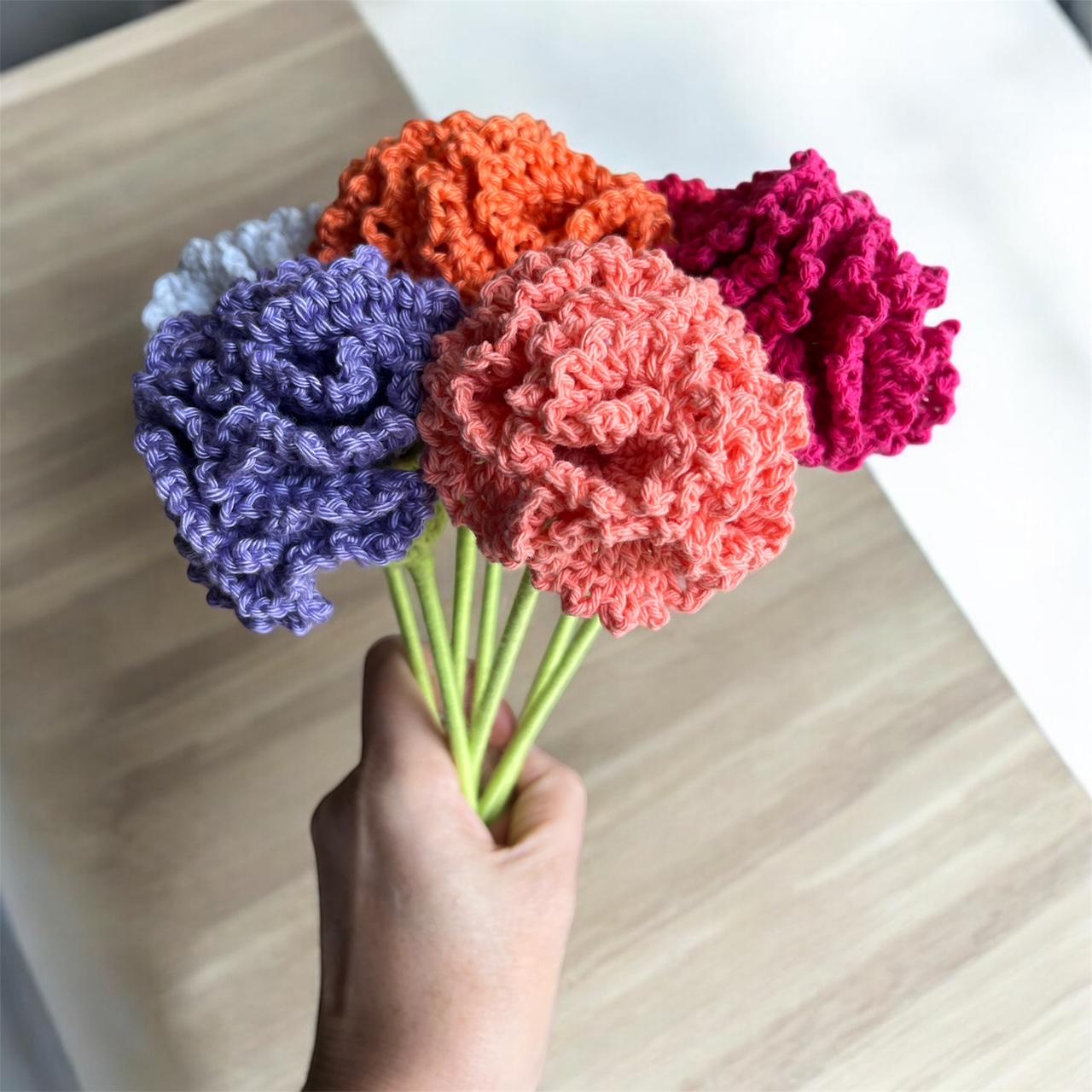 かぎ針編みの花、カーネーションの花束、手作りのフラワー