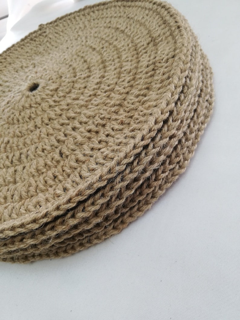 Round placemat in jute thread, rustic under plate, boho table decoration, natural centerpiece, handmade trivet image 1
