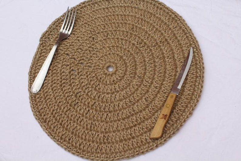 Round placemat in jute thread, rustic under plate, boho table decoration, natural centerpiece, handmade trivet image 7