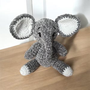 Crochet elephant, soft elephant cuddly toy in chenille velvet wool, jungle savannah decoration for children's or baby's room, handmade gift