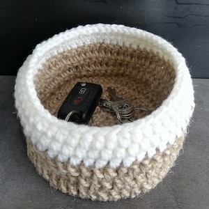 ジュート糸で編んだ手作りの丸型かぎ針編み収納バスケット。3サイズ展開。ポケット付き空容器、パンかご、フルーツかご、クリスマスギフト。