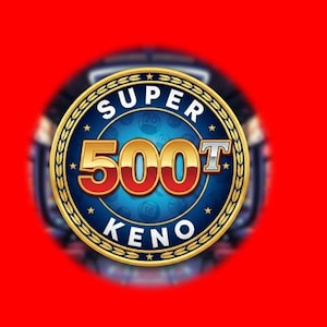 Op de afbeelding: Een cirkelvormig embleem met de tekst "SUPER 500T KENO" in witte en gouden letters. Het embleem heeft een blauwe en rode achtergrond met gouden sterren en een gouden rand, tegen een rode achtergrond.