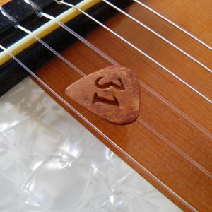 Púa de guitarra tallada de semilla de aguacate