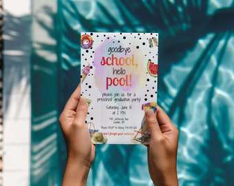 Può includere: Un biglietto d'invito bianco con la scritta "goodbye school, hello pool!" in lettere colorate. La carta include illustrazioni di oggetti estivi come gelato, anguria e una sedia a sdraio. L'invito è per una festa di laurea prescolare.
