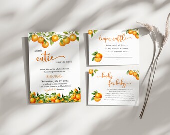 Puede incluir: Juego de invitaciones para baby shower con ilustraciones de acuarela de naranjas y hojas verdes. La invitación dice "a little cutie is on the way!" e incluye detalles del evento. Las tarjetas adicionales incluyen una rifa de pañales y una solicitud de libros.
