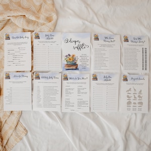 Puede incluir: Un conjunto de tarjetas de juegos para baby shower con ilustraciones florales y de libros. Los juegos incluyen "Mamá o Papá", "Alfabeto de Nombres de Bebés" y "Rifa de Pañales". También hay un sonajero de madera. Las tarjetas están sobre un fondo blanco.