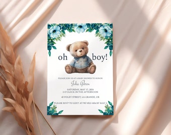 Può includere: Un invito a un baby shower con un bordo floreale blu e verde. Un orsacchiotto con una camicia blu è al centro dell'invito. Il testo "oh boy!" è sopra l'orso. L'invito include il testo "Si prega di unirsi a noi per un baby shower in onore di Julia Gibson, sabato 17 maggio 2024, alle 14:00, 45 Foley Street, La Grande, OR. Si prega di confermare la propria presenza a Lexy al 907-852-1456 entro il 3 maggio."