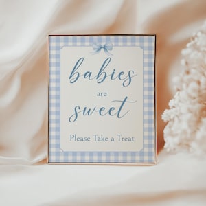 Può includere: Un cartello a quadri blu e bianchi con un nastro blu e il testo "i bambini sono dolci. Prendi un dolcetto."