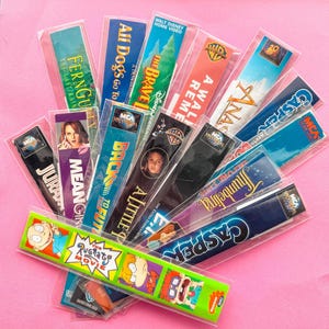 懐かしい VHS テープ背表紙の手作りラミネートブックマーク - アップサイクル、リサイクルされたレトロ映画。