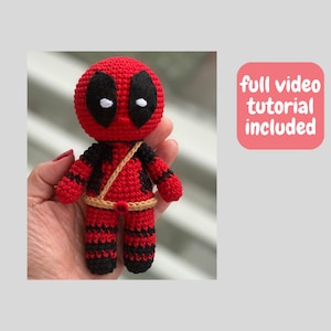 Peut inclure: Personnage crocheté Deadpool rouge et noir avec une ceinture beige et des yeux blancs. Tutoriel vidéo complet inclus.