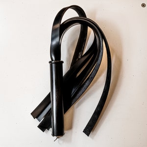 Pappardelle/Shiny, Shiny. 61 cm/24&quot; flogger made of shiny boot leather