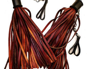 Poi/Rojo sangre. Látigos para dedos (par, cada uno de 33 cm de cuero + 25 cm de lazos para los dedos y cadena)