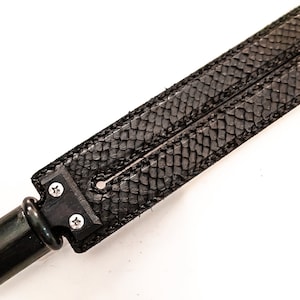 Tawse/Salmon/Black. 51 cm/20&quot;, double-tongued paddle made of layered leather with carbon inlay.