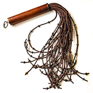 Crisp/Chocolate. 53 cm/21&quot; pearl flogger