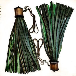 Poi/Fir Green Finger Floggers (pair, each 33 cm leather + 25 cm finger loops and chain)
