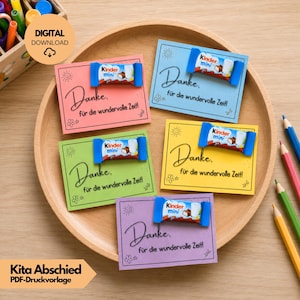 Puede incluir: Cinco tarjetas rectangulares en rosa, azul, verde, amarillo y morado, cada una con una barra de chocolate Kinder Mini adjunta. Las tarjetas muestran el texto Danke, für die wundervolle Zeit! junto con ilustraciones lineales de sol y flores.