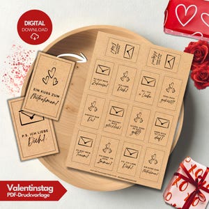 Könnte beinhalten: Etiketten und Blätter aus Kraftpapier mit schwarzem Text und Herzillustrationen. Die Etiketten lauten "P.S. Ich liebe dich!" und "Ein Kuss zum Mitnehmen!" Die Blätter haben verschiedene Sätze.