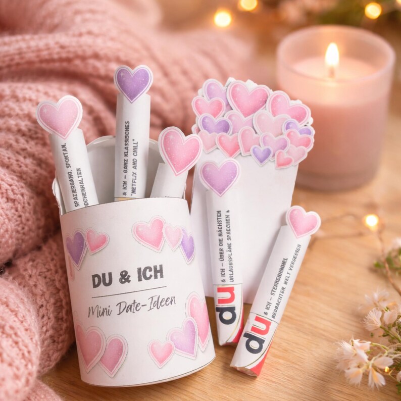 Digitale Valentinstag PDF Druckvorlage mit Herzmotiven und romantischen Mini Date Ideen. Banderolen und Karten zum Ausschneiden für Schokoriegel, ideal für Duplo-Riegel. Liebevoll gestaltetes Mitbringsel und DIY Geschenk für Paare, Partner, Freund, Freundin oder Ehepartner. Perfekt als kleine Aufmerksamkeit, Überraschung oder romantisches Mitbringsel zum Valentinstag. Geschenk passt auch zur Verlobung.