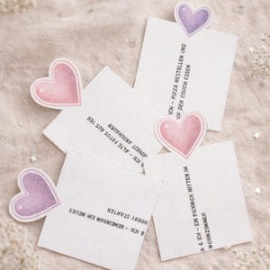 Digitale Valentinstag PDF Druckvorlage mit Herzmotiven und romantischen Mini Date Ideen. Banderolen und Karten zum Ausschneiden für Schokoriegel, ideal für Duplo-Riegel. Liebevoll gestaltetes Mitbringsel und DIY Geschenk für Paare, Partner, Freund, Freundin oder Ehepartner. Perfekt als kleine Aufmerksamkeit, Überraschung oder romantisches Mitbringsel zum Valentinstag. Geschenk passt auch zur Verlobung.