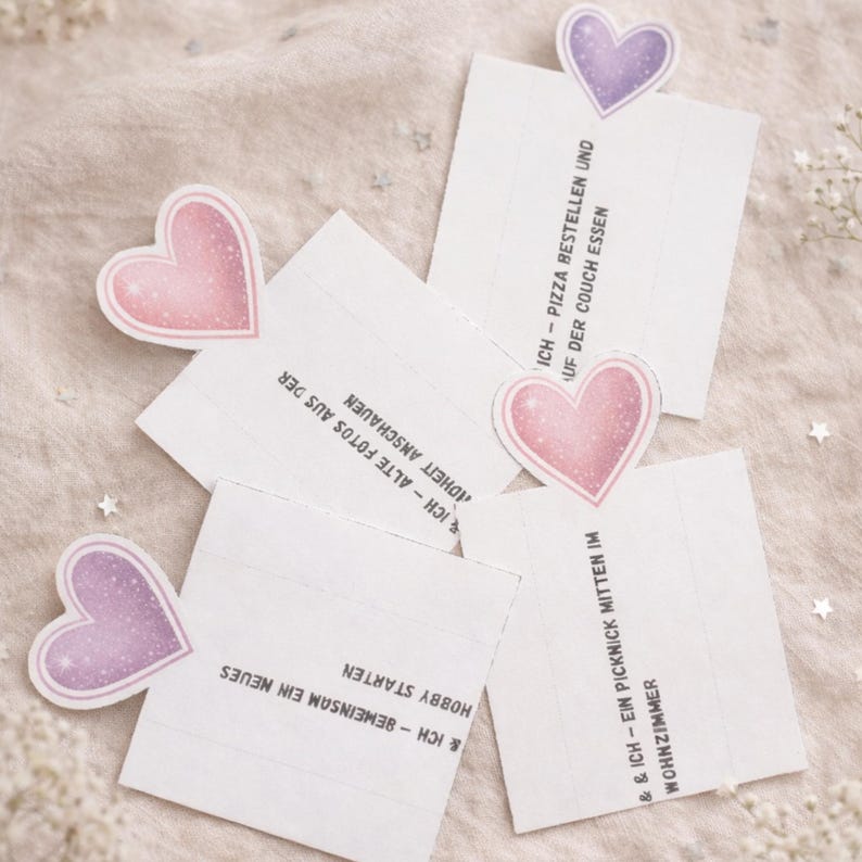 Digitale Valentinstag PDF Druckvorlage mit Herzmotiven und romantischen Mini Date Ideen. Banderolen und Karten zum Ausschneiden für Schokoriegel, ideal für Duplo-Riegel. Liebevoll gestaltetes Mitbringsel und DIY Geschenk für Paare, Partner, Freund, Freundin oder Ehepartner. Perfekt als kleine Aufmerksamkeit, Überraschung oder romantisches Mitbringsel zum Valentinstag. Geschenk passt auch zur Verlobung.