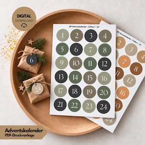 Pode incluir: Duas folhas de autocolantes circulares imprimíveis com os números de 1 a 24 para um calendário do advento. Uma folha apresenta tons de verde e cinzento, enquanto a outra apresenta tons terra quentes. Cada autocolante tem um número branco.