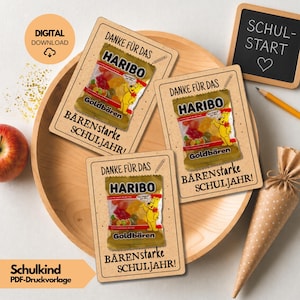 Op de afbeelding: Drie rechthoekige kaarten met een lichtbruine papiertextuur, elk voorzien van een afbeelding van een zakje Haribo Goldbären, een potloodicoon en de Duitse tekst "DANKE FÜR DAS" en "BÄRENSTARKE SCHULJAHR!" in zwarte inkt.