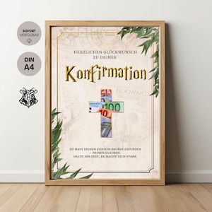 Op de afbeelding: Een ingelijste print met Duitse tekst, waaronder "Konfirmation" in gouden letters. Een kruis gemaakt van bankbiljetten is gecentreerd op de print. De lijst is lichtbruin en de print heeft een vintage kaartachtige achtergrond met groene bladaccenten.
