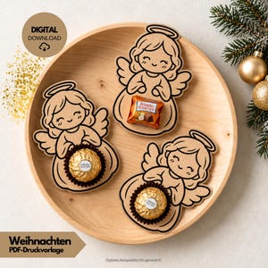 Könnte beinhalten: Drei beigefarbene Papieraufsteller in Engelform mit Heiligenschein und Flügeln, die jeweils eine Schokolade halten. Zwei Engel halten goldene Ferrero Rocher, einer eine quadratische Ferrero Küsschen. Text DIGITAL DOWNLOAD und Weihnachten PDF-Druckvorlage.