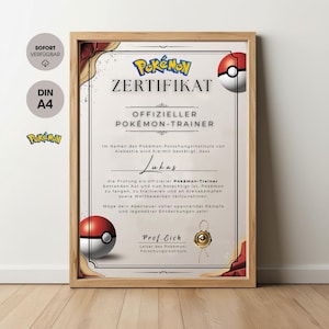 Könnte beinhalten: Gerahmte Pokémon Trainer-Urkunde. Die Urkunde zeigt das Pokémon-Logo, Text auf Deutsch und Illustrationen von Poké Bällen. Die Urkunde befindet sich in einem Holzrahmen und ist fertig zum Aufhängen. Der Text enthält den Namen "Lukas" und die Unterschrift von "Prof. Eich."