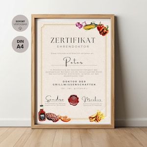 Puede incluir: Certificado enmarcado en alemán, otorgado a "Peter" por sus habilidades en la parrilla. El certificado presenta ilustraciones de comida a la parrilla y el texto "Zertifikat Ehrendoktor". Incluye una botella de salsa BBQ y un sello.