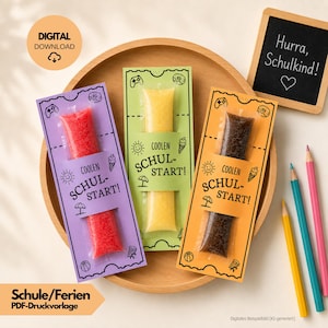 Puede incluir: Tres soportes rectangulares de papel para polos, cada uno con el texto COOLEN SCHUL-START! y pequeños iconos como soles, sombrillas y mandos de juego. Los soportes son morados, verde claro y naranja, y cada uno contiene un polo de colores.
