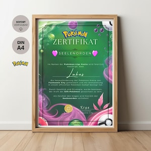以下が含まれることがあります： ピンクのハートのデザインが施された緑とピンクのポケモンの証明書。証明書には「ポケモン証明書」と「Seelenorden」と書かれています。テキストには、「Im Namen der Pokémon-Liga Kanto wird feierlich bestätigt, dass Lukas die Herausforderung der Pokémon-Arena von Fuchsania City gemeistert und die Arensleitung in einem offiziellen Pokémon-Kampf besiegt hat. Durch Geschick und Strategie, wurde bewiesen, der Kraft der Gift-Pokémon gewachsen zu sein. Als Zeichen des Sieges wird hiermit der Seelenorden verliehen.」と書かれています。証明書は「Koga Arensleiter Fuchsania City」によって署名されています。