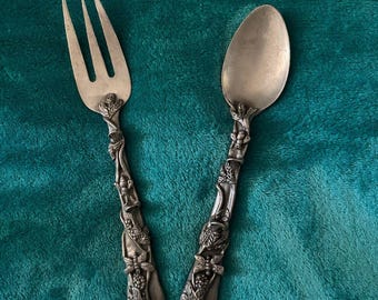 Tenedor y cuchara decorativos de peltre vintage para servir - Acabado plateado