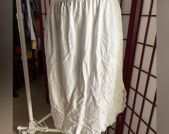 Elegant Vanity Fair White Lace Half Slip Mid 1950s Size Small