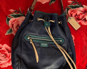 Coach Navy Blau Leder Kordelzug Umhängetasche mit Teal und Tan Akzenten