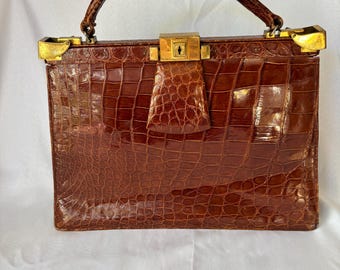 1940-50s Reddish Brown Alligator Structured Handbag Purse Top Handle Side and Key Lock No Key