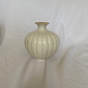 Lenox Sweetbriar 4” Cream Ribbed bud vase Gold Lining