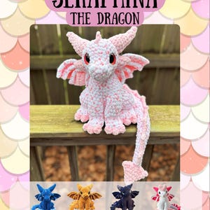 Puede incluir: Un dragón de ganchillo hecho a mano, llamado Seraphina, en rosa y blanco, con ojos rojos, alas y una larga cola. La imagen incluye el texto "Seraphina The Dragon" y cuatro pequeñas figuras de dragones en azul, dorado, negro y rosa.