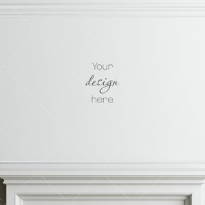 Op de afbeelding: Witte schouw met een witte achtergrond en de tekst "Your design here" in zwart.