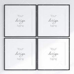Può includere: Quattro stampe artistiche quadrate con cornice nera e passe-partout bianchi. Ogni cornice mostra il testo "Your design here" in un carattere corsivo. Le cornici sono montate su una parete bianca, con un'ombra sul lato destro.