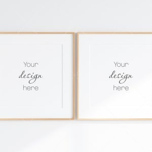 Peut inclure: Deux images carrées encadrées en bois avec des passe-partout blancs et des fonds blancs. Le texte "Your design here" est écrit en cursive noire sur chaque image.