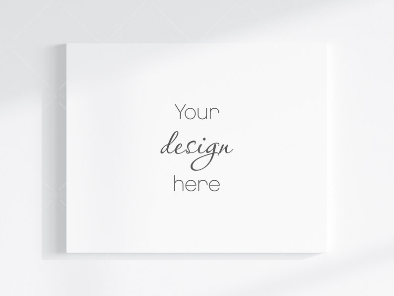 Puede incluir: Una tarjeta blanca en blanco con el texto "Your design here" escrito en cursiva negra.