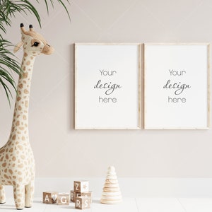 Puede incluir: Un juguete de jirafa de peluche con cuello largo y estampado de manchas se encuentra junto a dos marcos con el texto "Your design here". Bloques de madera y un juguete apilable están en el suelo. Una planta verde está en el fondo.