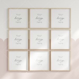 Könnte beinhalten: Neun quadratische Holzrahmen mit einer hellen Holzoptik, die in einem Raster auf einer weißen Wand angeordnet sind. Jeder Rahmen hat einen weißen Passepartout und der Text "Your design here" ist in Schwarz in jedem Rahmen gedruckt.